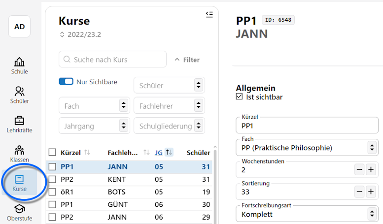 Wählen und konfigurieren Sie Kurse über die zugehörige App. App Kurse mit der Auswahlliste und den Details